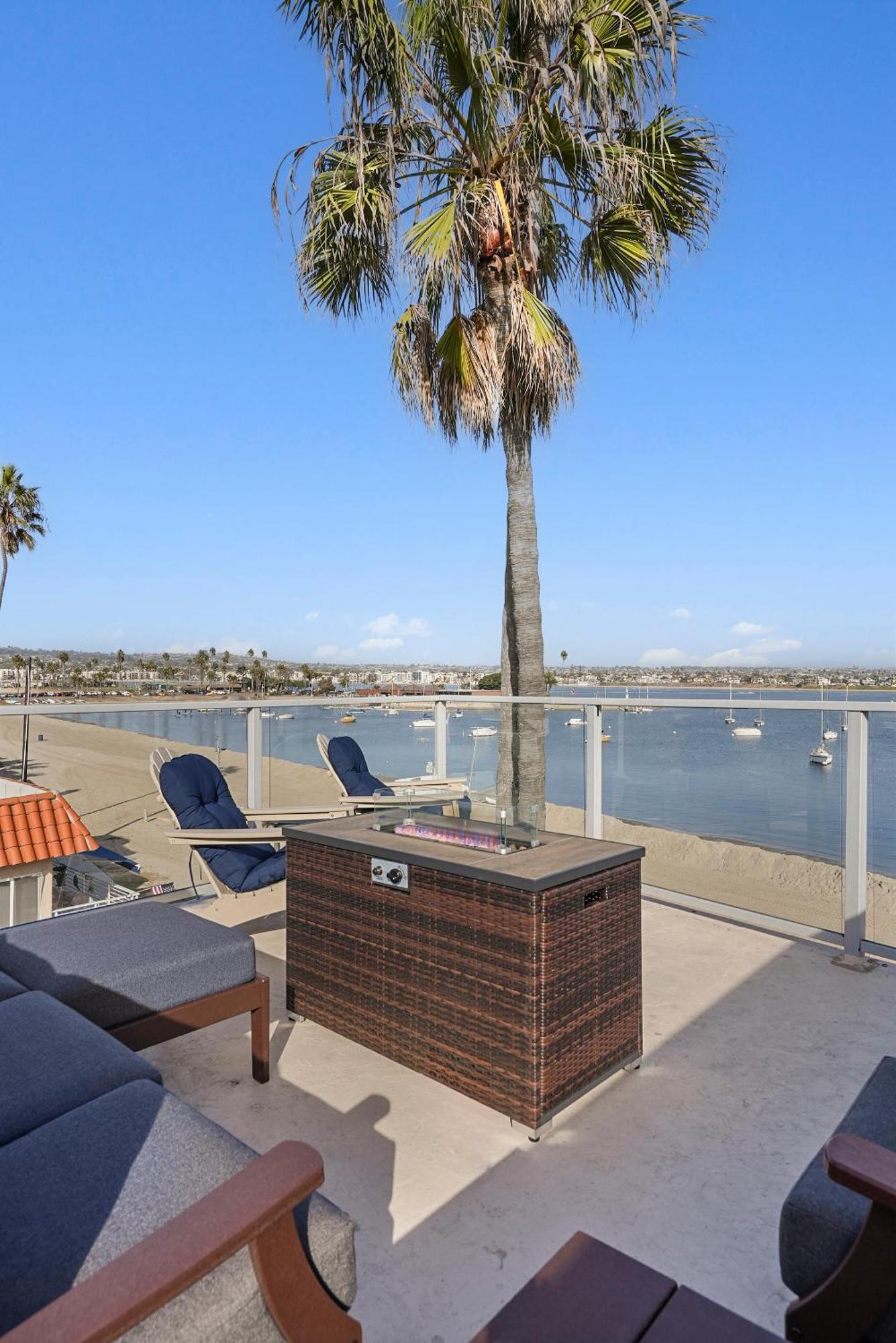 Stunning Bayfront With Gorgeous Views, Garage, Massive Roof Deck & Ac - Dogs Welcome! Сasa de vacaciones *